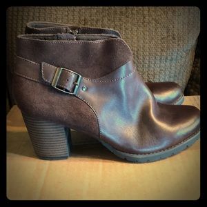 Clark’s Ankle Boots size 9.  Excellent condition!